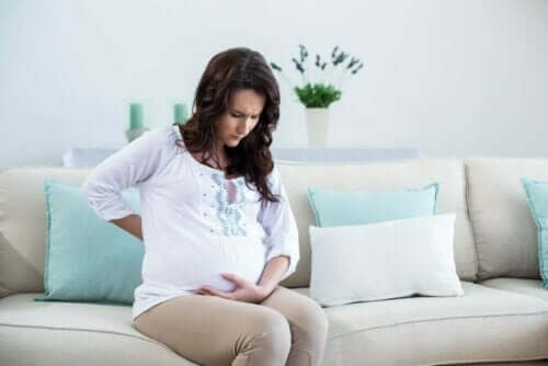 Schwangerschaftsdysmenorrhoe - schwangere Frau mit Rückenschmerzen