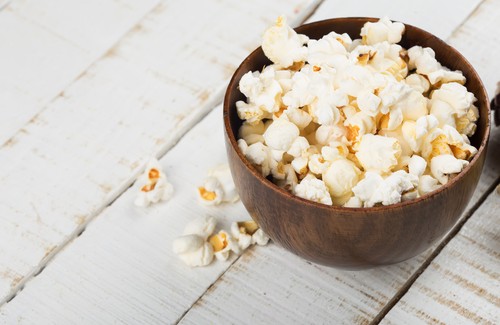 Popcorn - Eine Holzschüssel mit Popcorn
