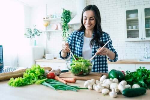 Natriumkaseinat - Frau macht einen Salat