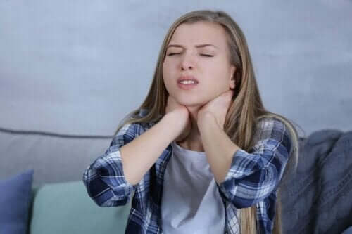 Virale Pharyngitis - junge Frau mit Halsschmerzen
