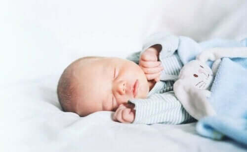 Die Schlafapnoe bei Säuglingen kann einigen Eltern große Sorgen bereiten