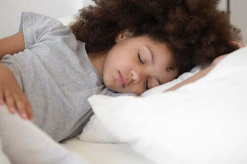Kinder mit Migräne möchten sich durch schlafen Erleichterung von den Kopfschmerzen verschaffen