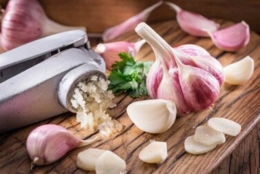 Cholesterinspiegel mit Knoblauch senken: 3 Hausmittel