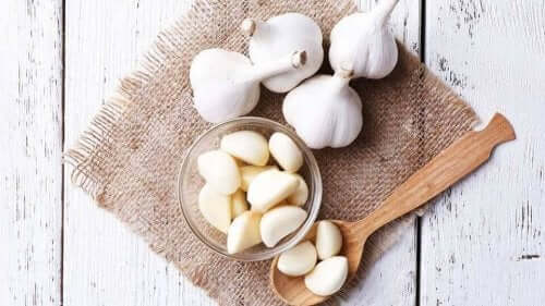 Cholesterinspiegel mit Knoblauch senken - Knoblauchzehen