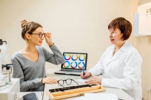 Farbenblindheit - Frau beim Augenarzt