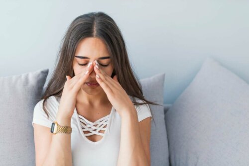 Husten mit grünem Schleim - Frau mit Sinusitis