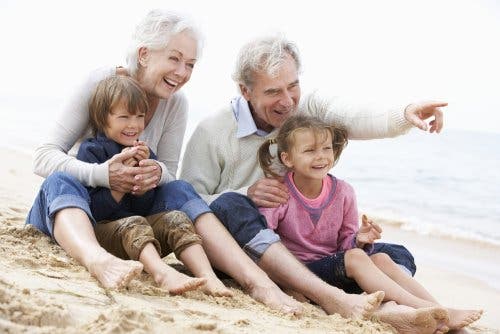 Großeltern mit Enkeln am Strand