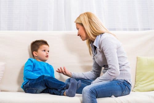 vom Nägelkauen abhalten - Mutter spricht mit Sohn