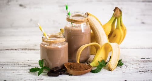 Durch den Kakao wird der Smoothie sowohl Kinder als auch Erwachsene ansprechen