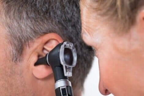 Die Gehörgangsexostose kann eine Verengung des Gehörgangs zur Folge haben