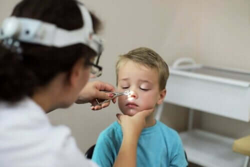 Ein Kinderarzt kann bei einer Adenoiditis weiterhelfen