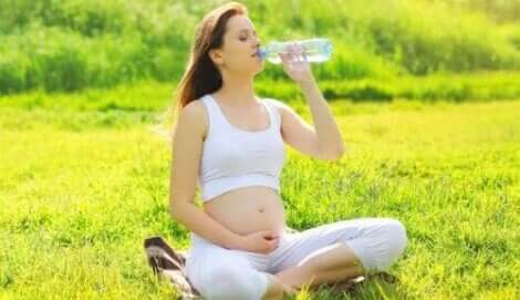 Nimm bei einer Sinusitis in der Schwangerschaft viel Wasser zu dir