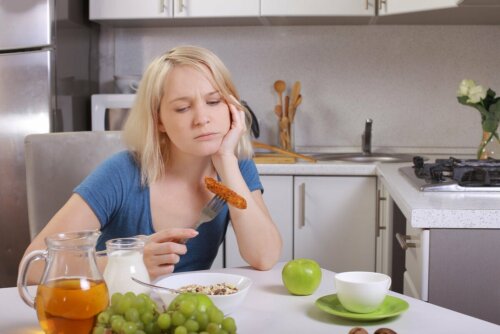 Junge Frau beäugt ihr Essen skeptisch. Permarexie