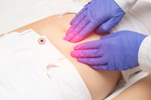 Schmerzen einer Endometriose einer Frau in den Wechseljahren