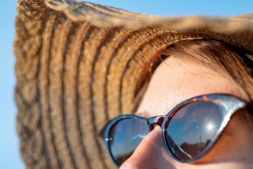 Frau mit Sonnenbrille