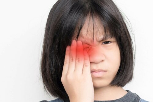 Kind mit Augenschmerzen
