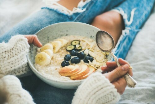 Müsli mit Haferflocken und Obst