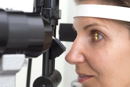 Retinitis Frau Augenüberprüfung