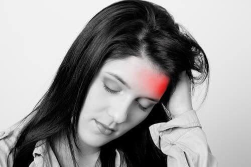 Migräneanfall - Frau fasst sich an den Kopf