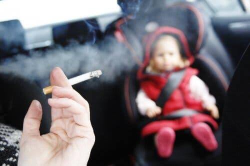 Beschwerden beim Atmen - Rauchen im Auto