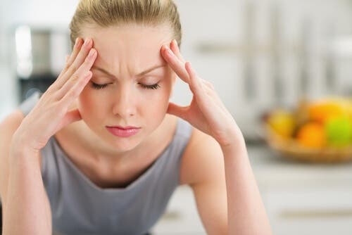 Migräneanfall - gestresste Frau