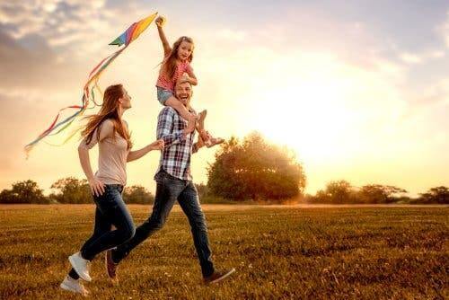 Resilienz und Hoffnung - glückliche Familie