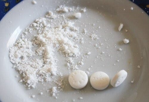 Aspirin auf einem Teller