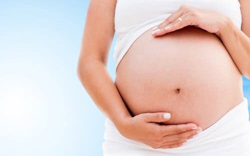 Frau hält ihren Babybauch