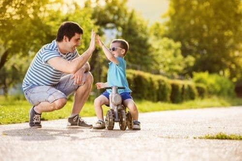 Resilienz und Hoffnung - Vater mit Sohn
