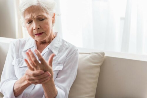ältere Frau mit Taubheitsgefühl in der Hand