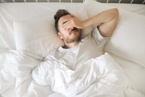 Nächtliche Angstzustände können mit wiederkehrender Schlaflosigkeit in Verbindung stehen
