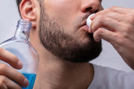 Mundspülungen oder Gele mit Hyaluronsäure helfen, den Mund zu schützen