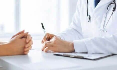 Um die richtige Diagnose zu stellen, führt der Arzt einige Untersuchungen durch