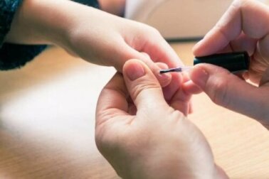 Dicke gelbe Nägel: 6 Mittel, die Abhilfe schaffen
