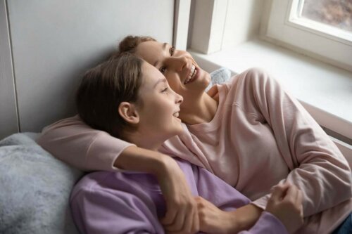 Glückliche Mutter und Tochter