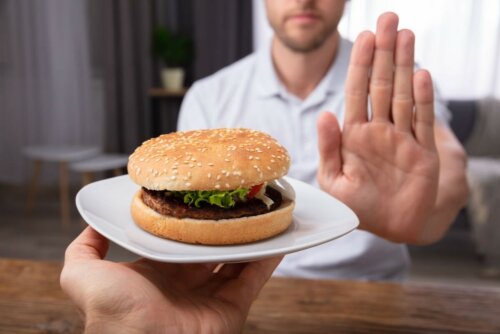 Mann lehnt Essen ab Sodbrennen