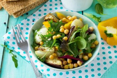 Köstlicher Kichererbsen-Auberginen-Salat