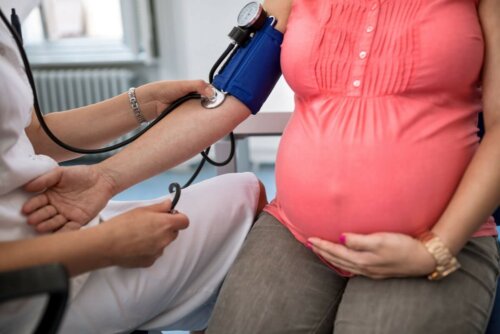 Schwangere Frau mit hohem Blutdruck