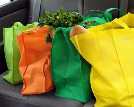 Verwende Stofftaschen für deinen Einkauf