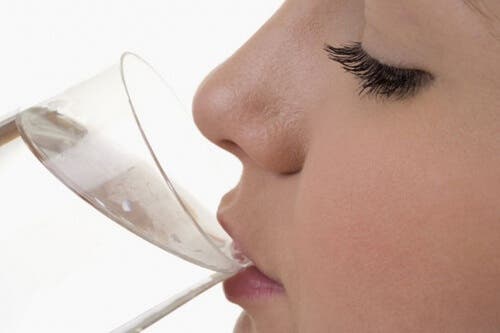 Diabetes insipidus - Frau trinkt Wasser