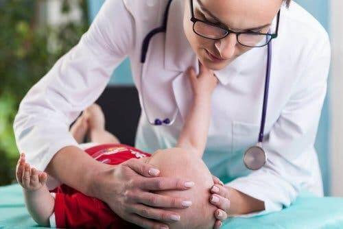 infantile Hämangiome - Arzt untersucht Kleinkind