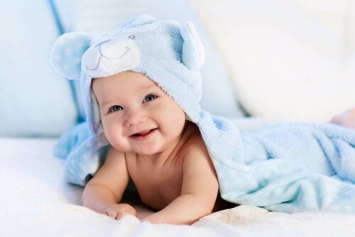 Babykleidung - Baby mit Handtuch