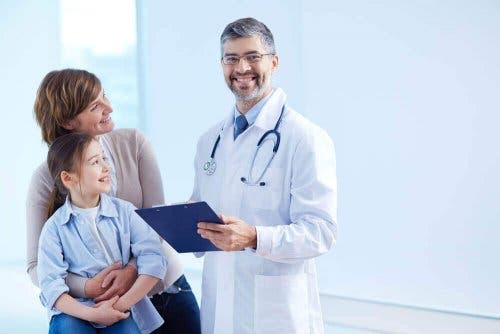 infantile Hämangiome - Arzt mit Patientin und deren Mutter