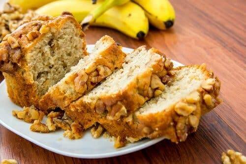 Mandel-Bananen-Brot - auf einem Teller