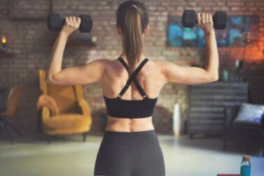 Rückentraining mit Hanteln