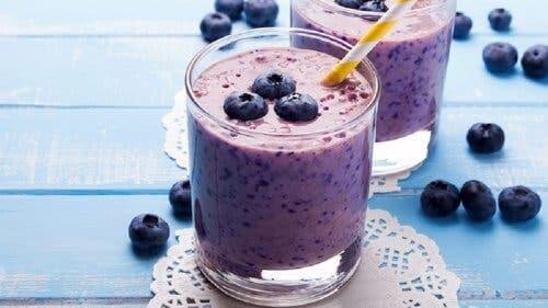 Heidelbeer-, Ananas- und Minz-Smoothie