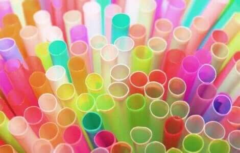 Plastikstrohhalme verschmutzen Meere und Ozeane