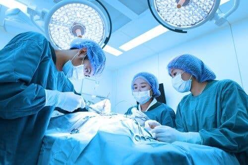 Eine Herztransplantation ist eine Operation am offenen Herzen