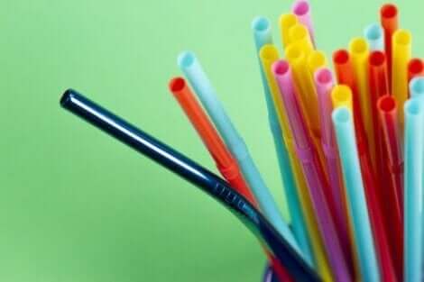 Alternative Strohhalme bestehen aus Edelstahl und sind daher langlebiger als Plastikstrohhalme