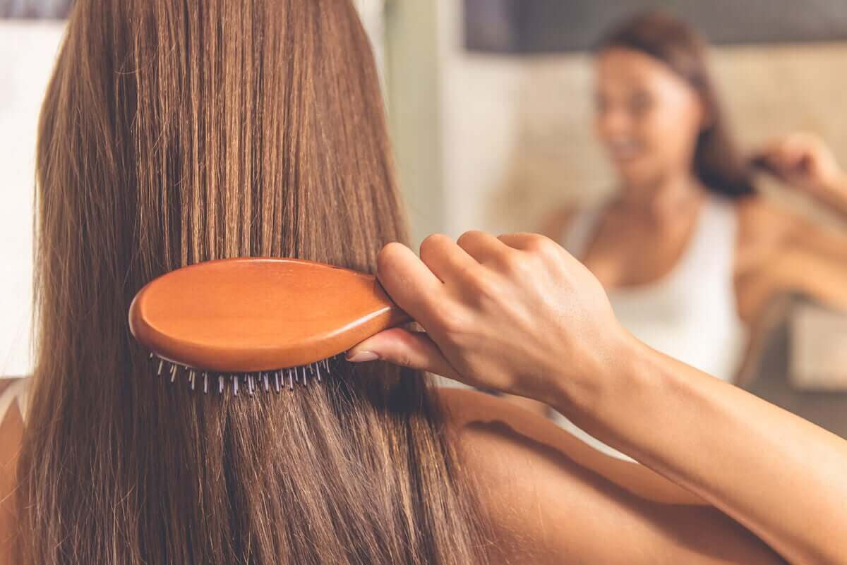 Wenn du deine Haare bürstest, lagern sich Haare und Mikroorganismen darauf ab